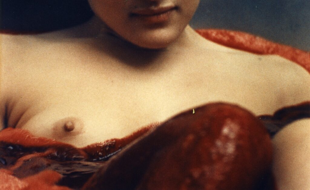 Close-up of a torso draped in red in Contes immoraux (1974)