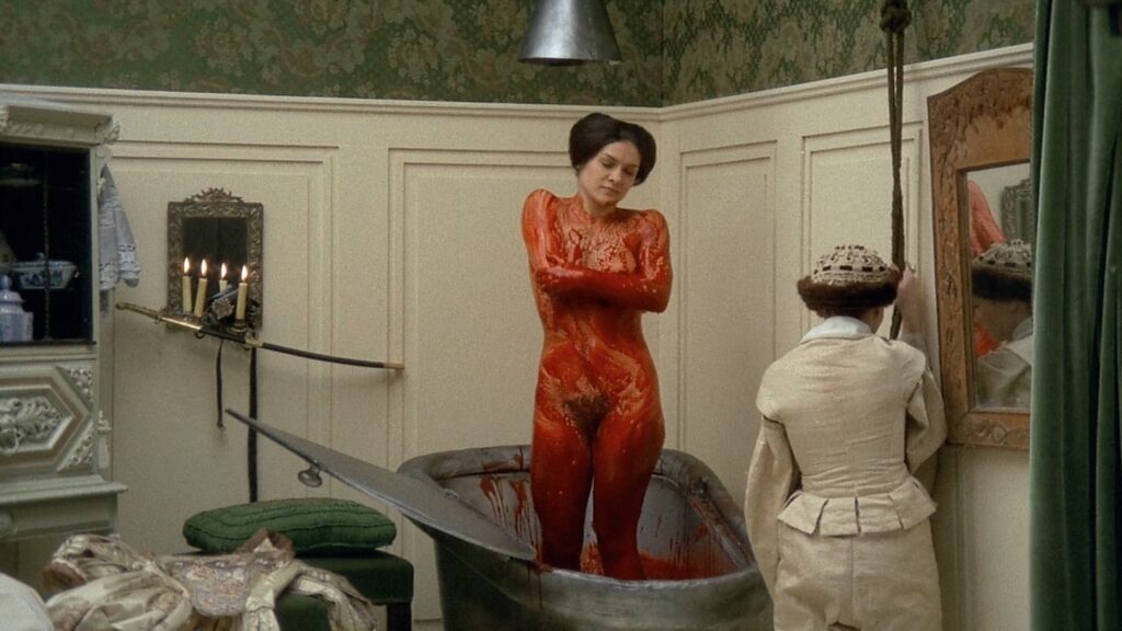 Countess Bathory standing in a bathtub covered in blood in Contes immoraux (1974)